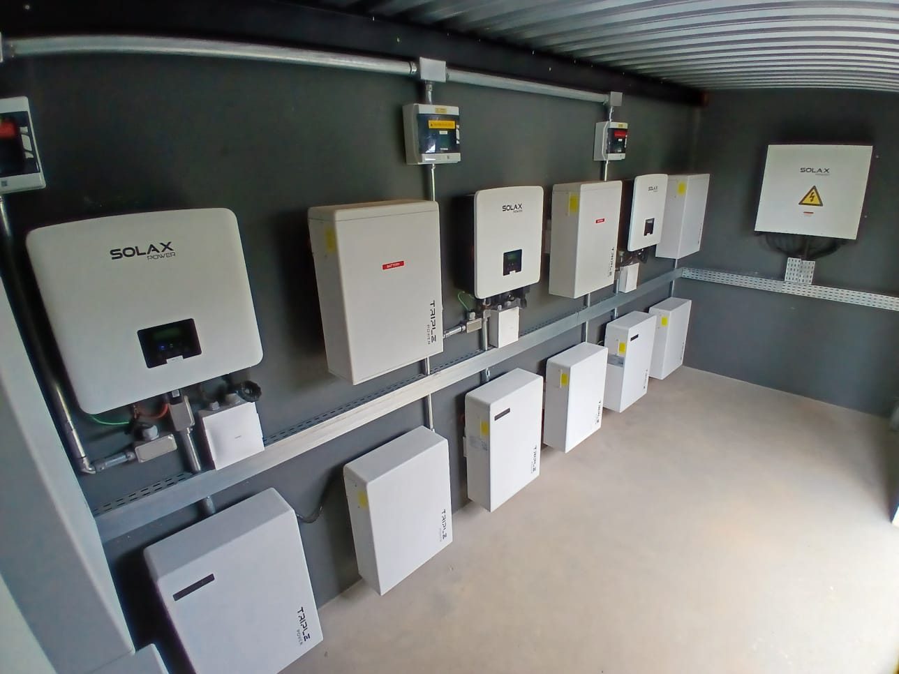 Sala de baterias BESS com múltiplos módulos Triple Power