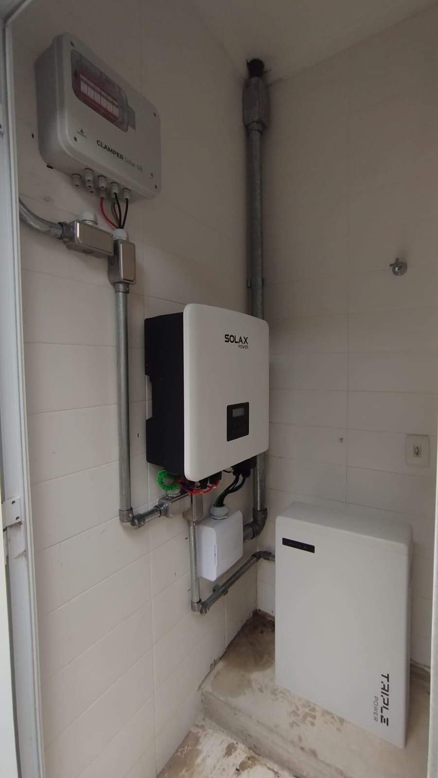 Nicho técnico com inversor e módulos de bateria BESS