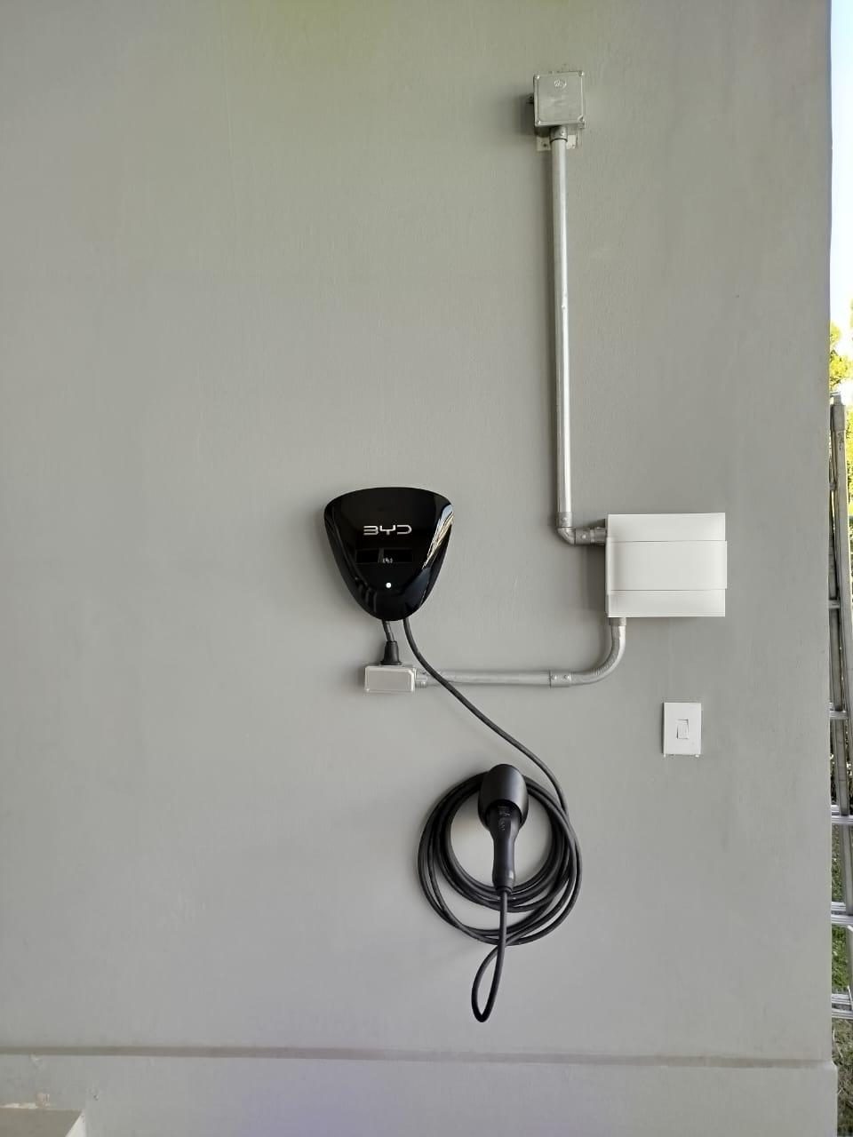 Carregador BYD instalado em parede residencial