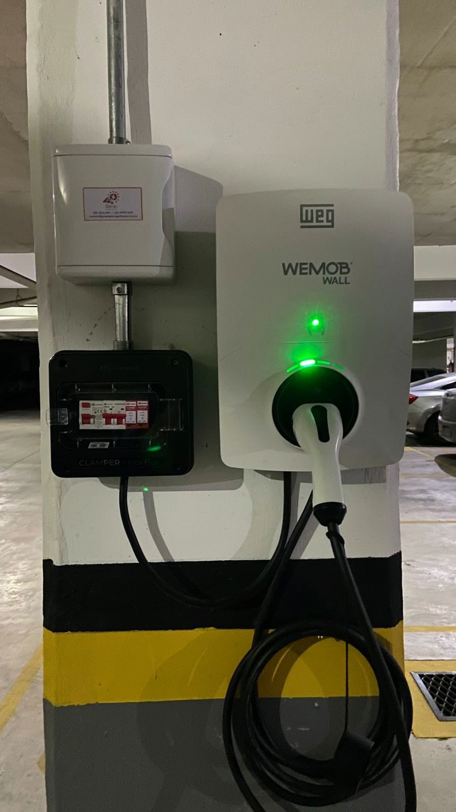 Carregador WEG WEMOB Wall instalado em garagem