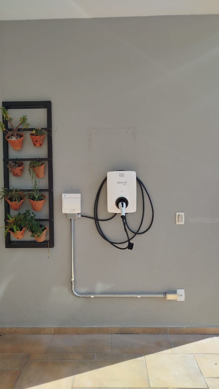 Carregador WEG WEMOB instalado em varanda residencial