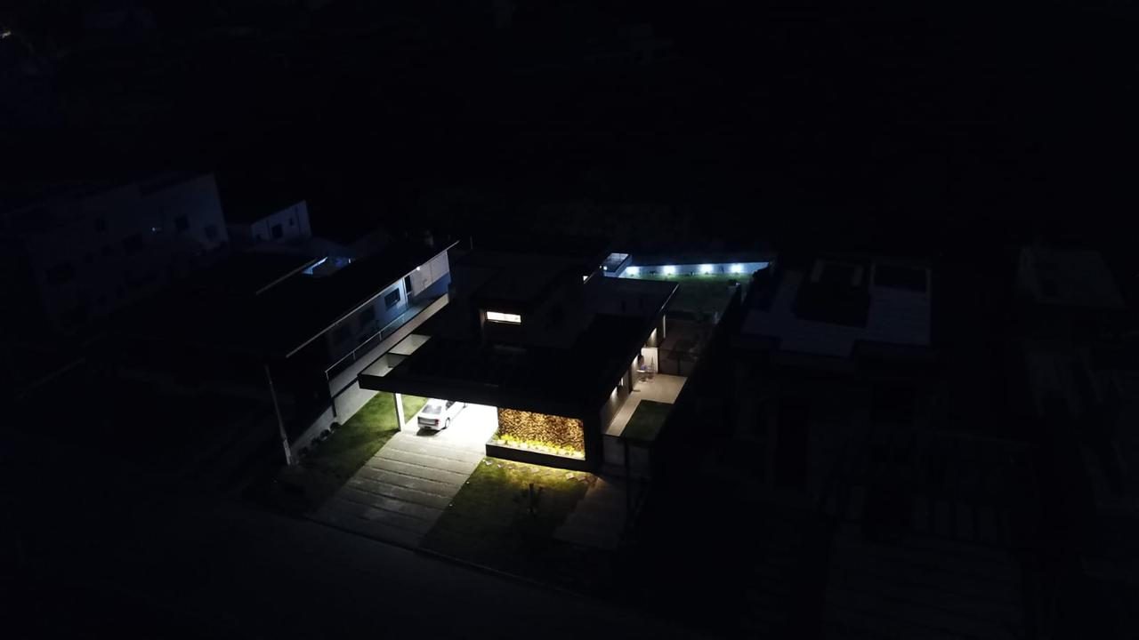 Casa com luz acesa durante apagão, vizinhança inteira sem energia