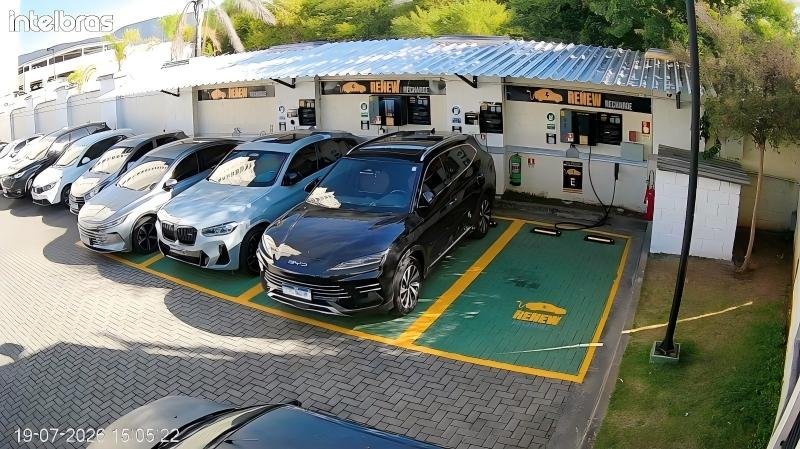 Vagas de recarga Renew Recharge num condomínio, com veículos elétricos estacionados