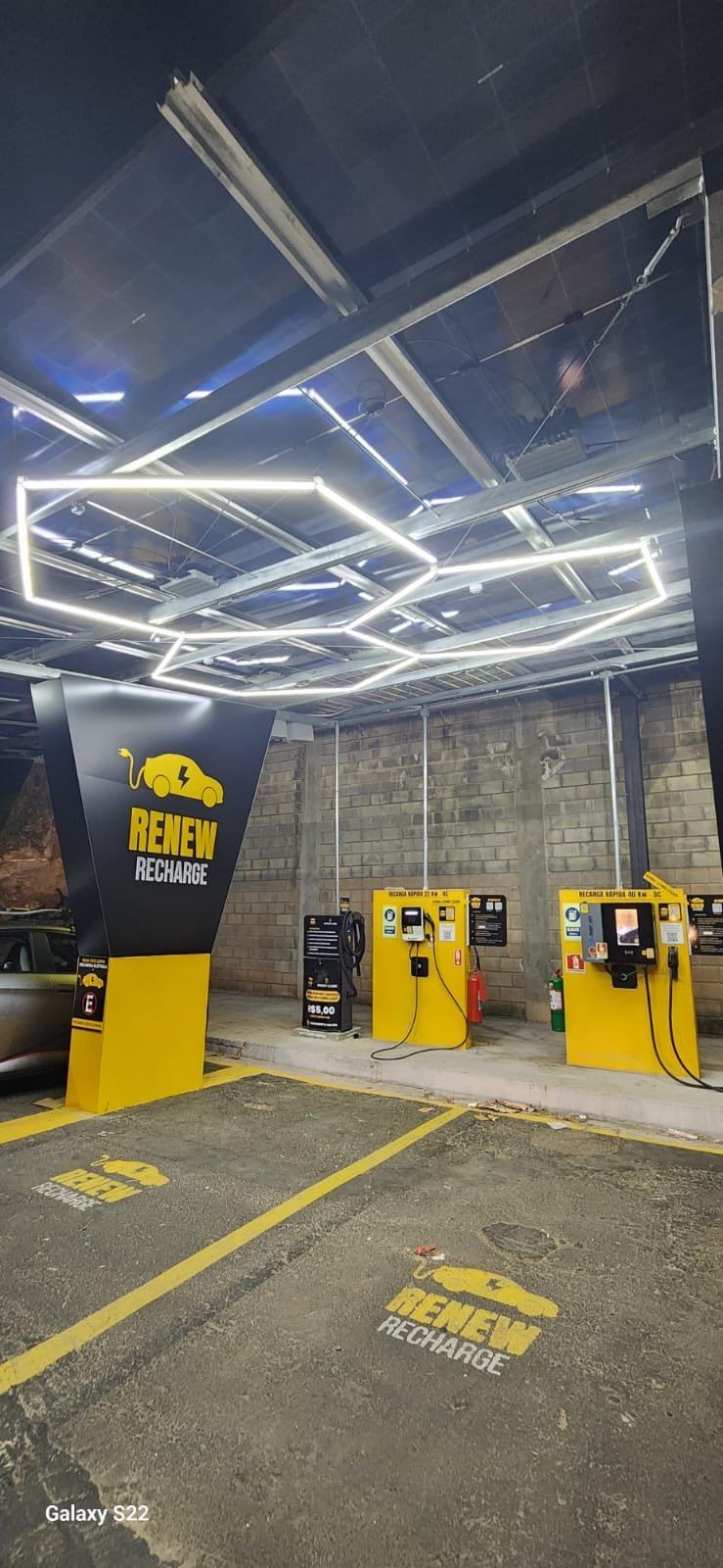 Ponto Renew Recharge instalado em condomínio, à noite