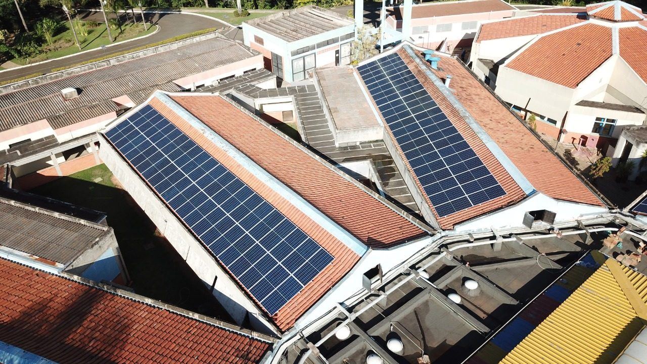 Instalação solar da Renew Energia em complexo institucional, vista aérea