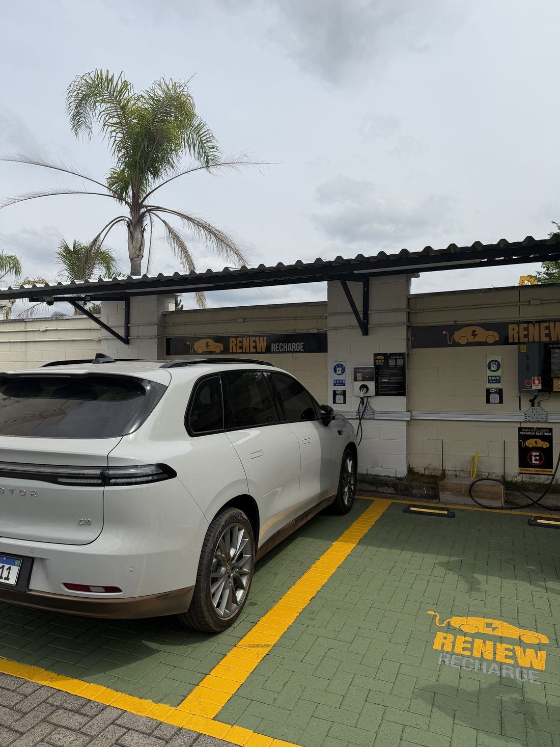 Eletroposto Renew Recharge em Atmosphera Natural Living