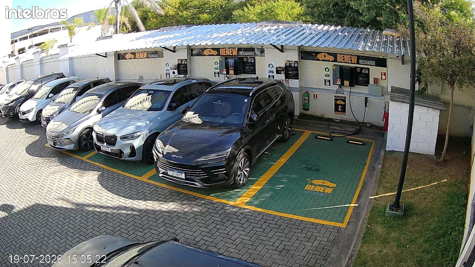 Ponto Renew Recharge na Atmosphera com veículos elétricos carregando
