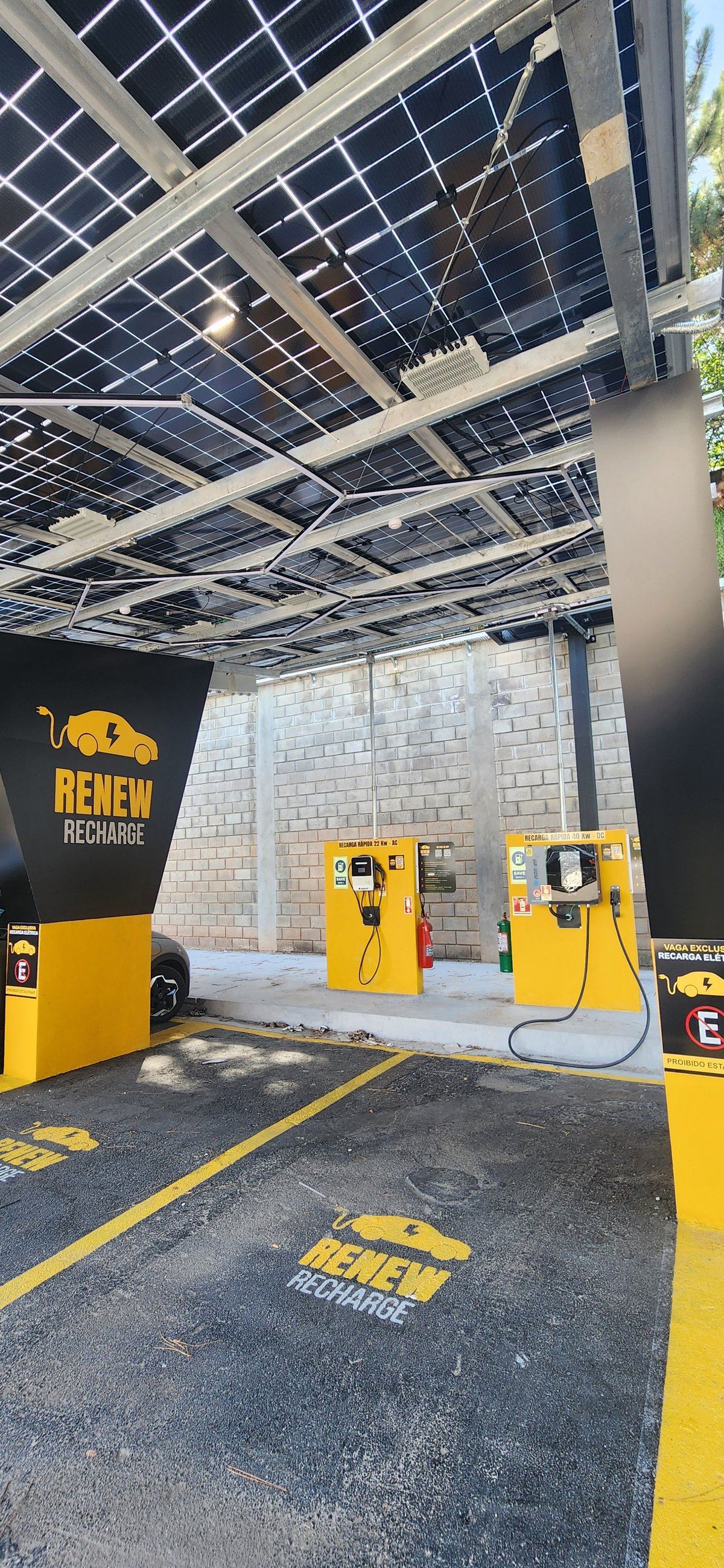 Carport solar Renew Recharge com carregadores de 22kW e 40kW