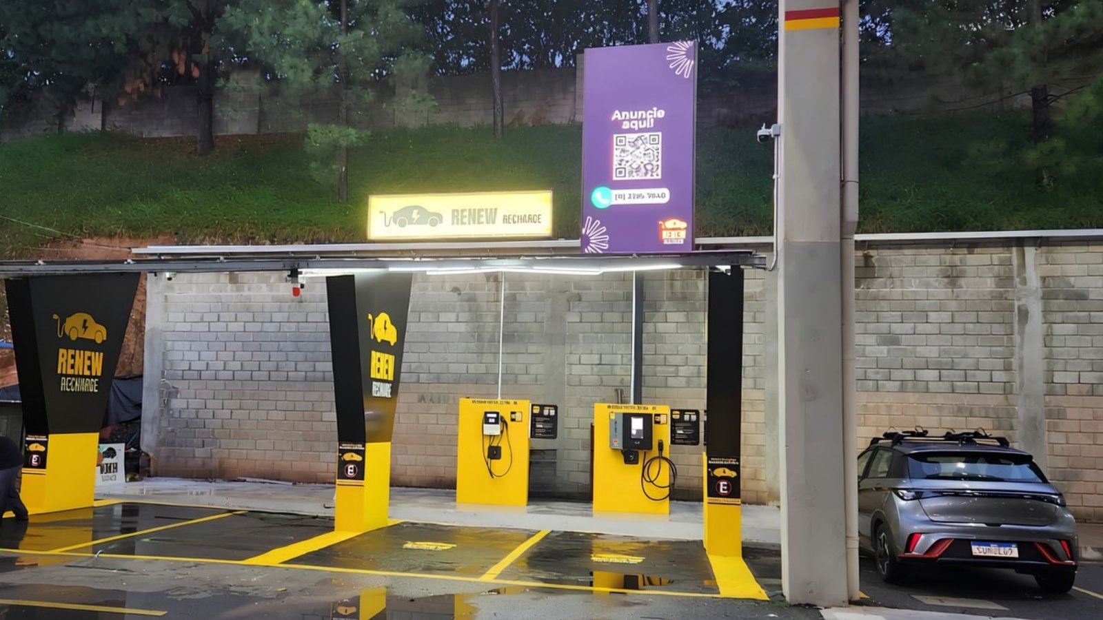 Estação Renew Recharge iluminada à noite, com carregadores em operação