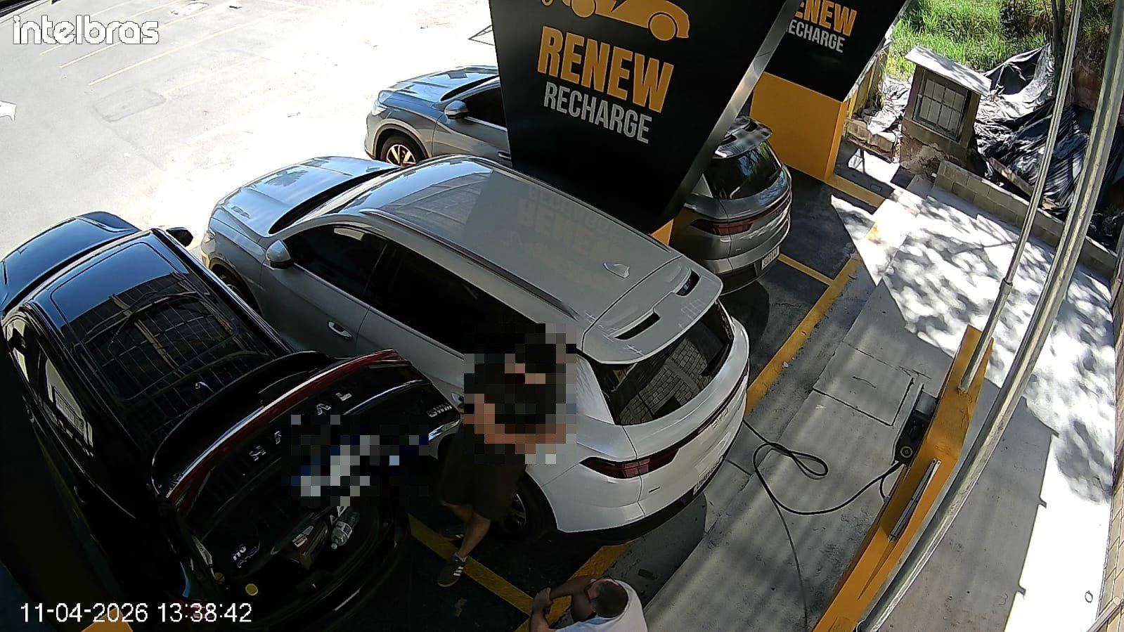 Motorista de aplicativo carregando o veículo elétrico num ponto Renew Recharge