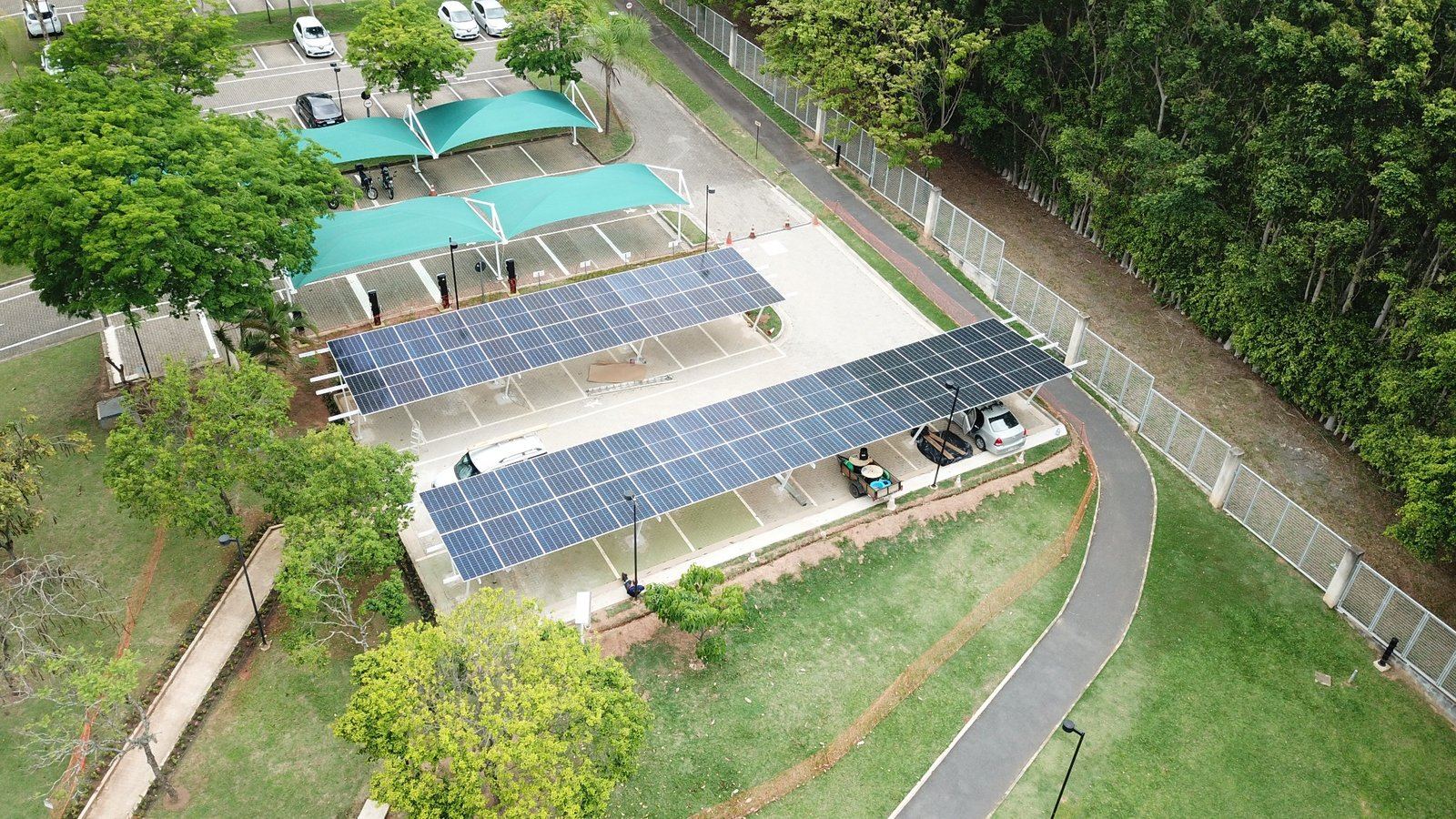 Carport solar Renew em estacionamento, vista aérea