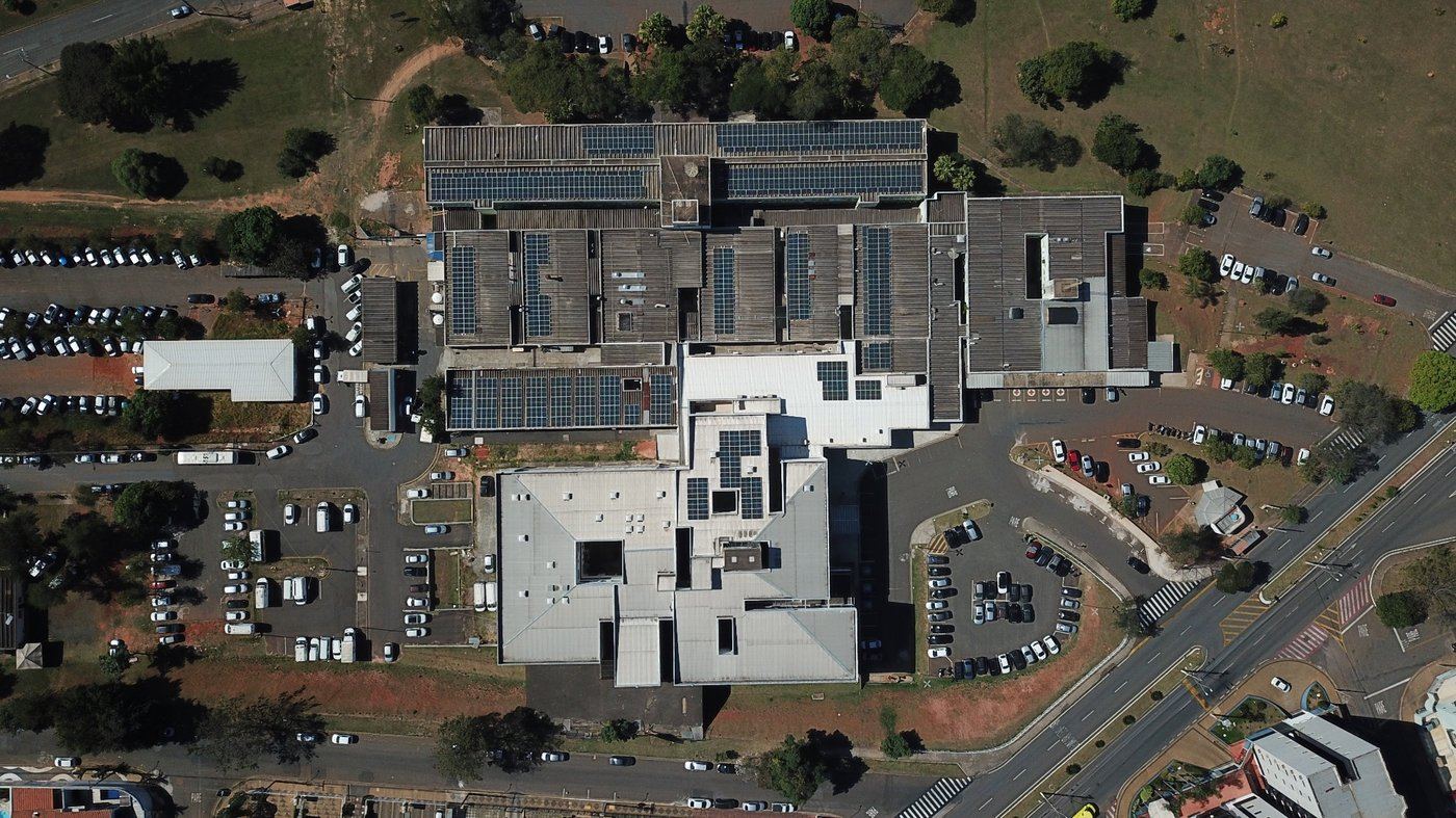 Instalação solar em cobertura industrial de grande porte