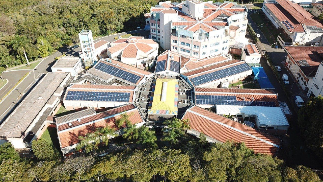 Instalação solar Renew em complexo institucional, vista aérea