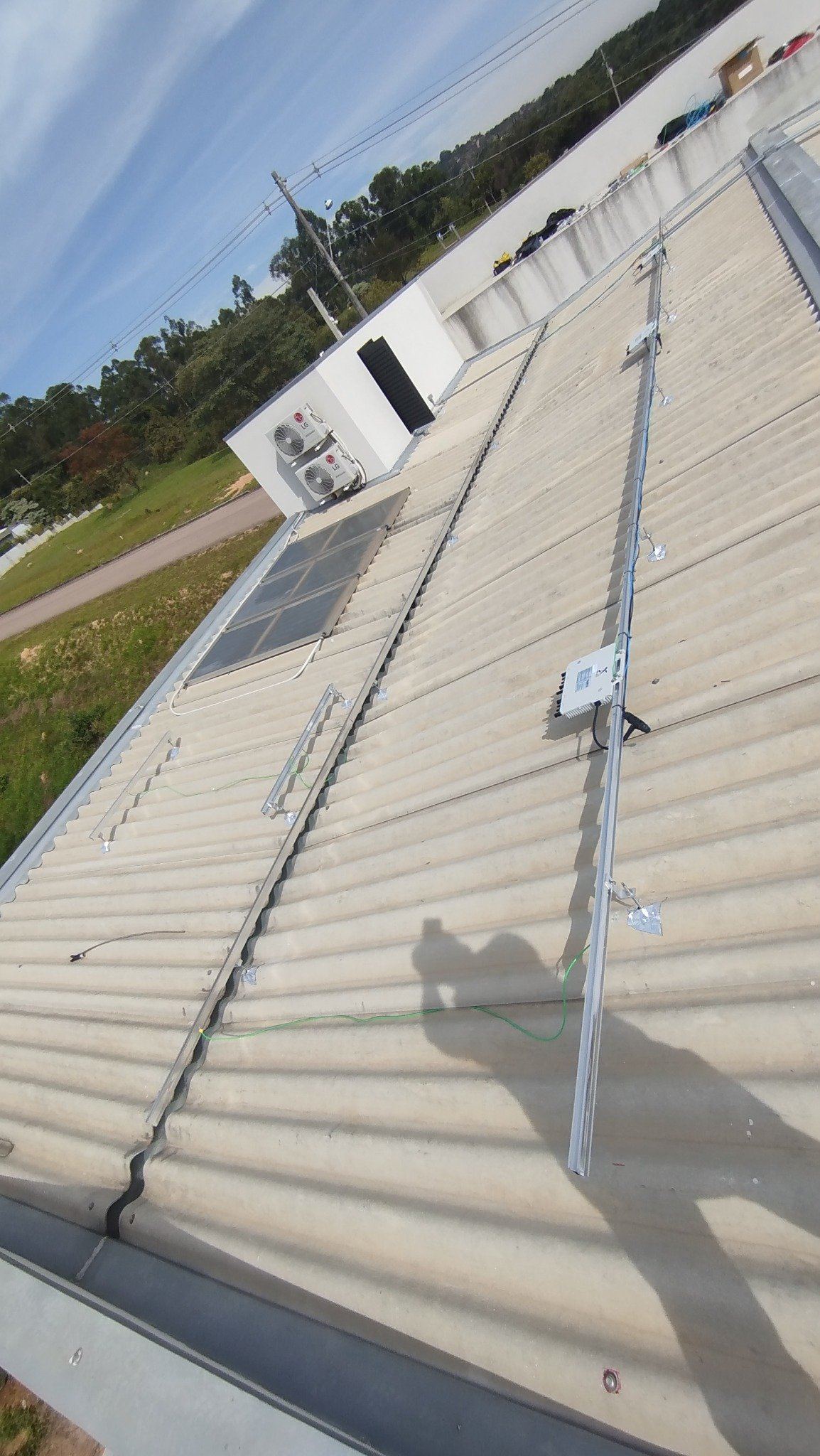 Microinversor SolaX instalado em telhado residencial