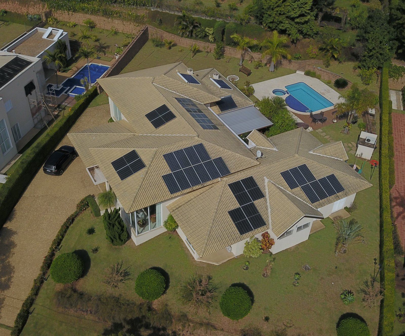 Instalação solar residencial com múltiplos telhados e orientações