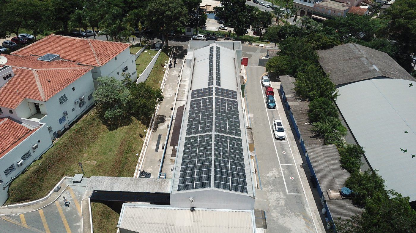 Instalação solar em telhado cerâmico institucional