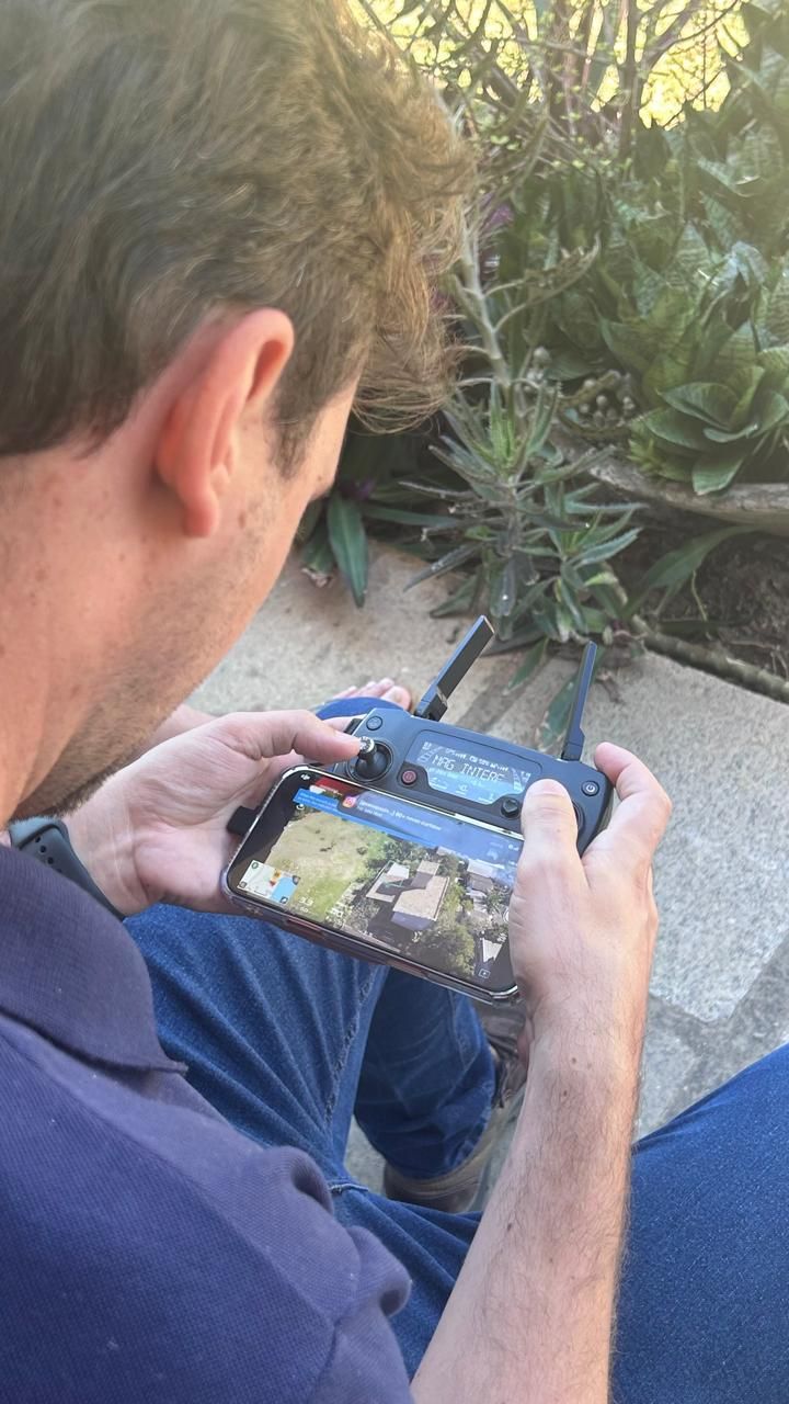Técnico da Renew Energia realizando inspeção com drone em telhado residencial