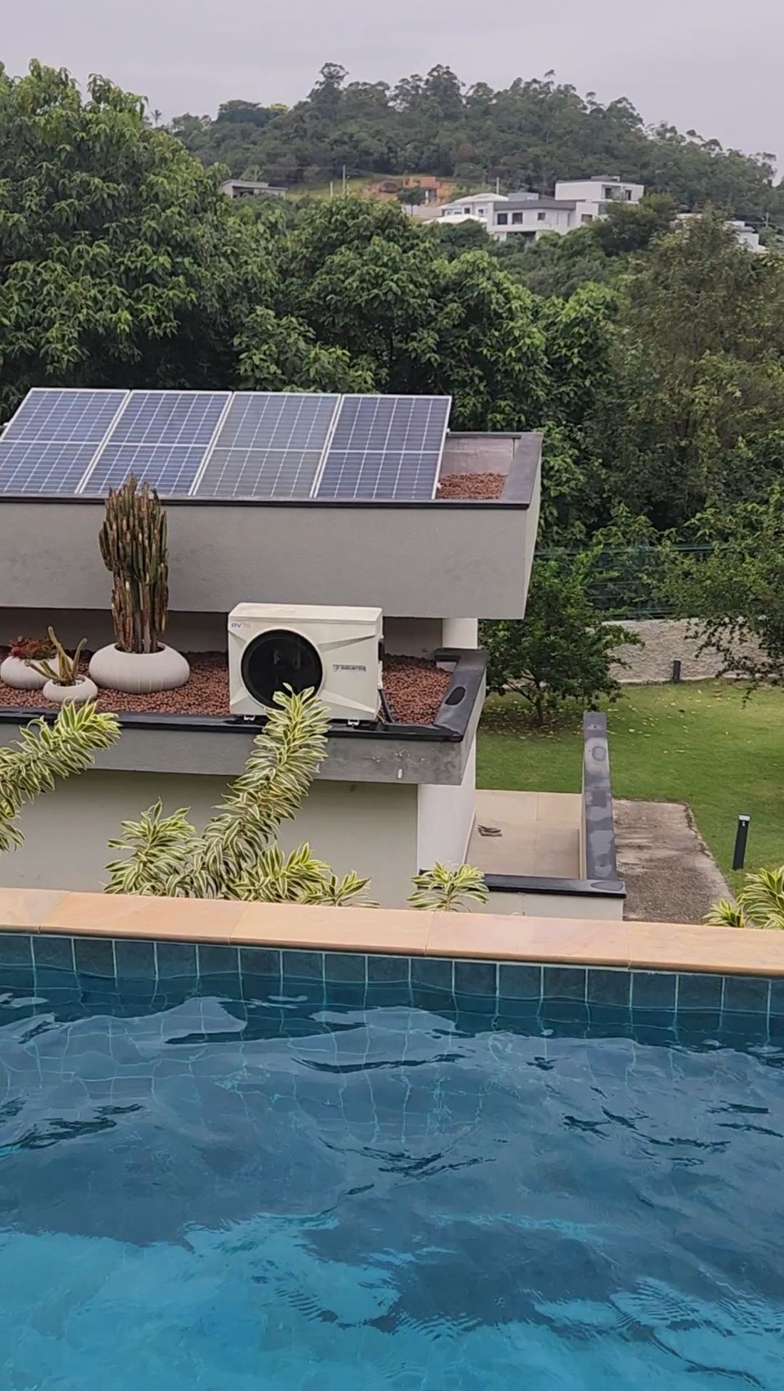 Piscina aquecida com bomba de calor Inverter e painéis fotovoltaicos ao fundo