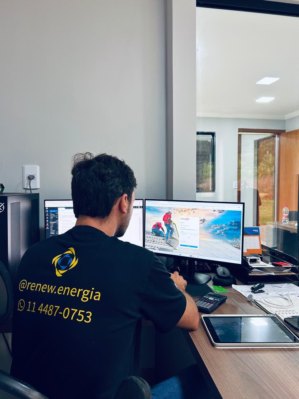 Engenheiro da Renew Energia analisando projeto técnico em múltiplos monitores